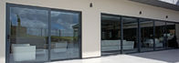Aluminiowe drzwi przesuwne w kolorze RAL z moskitierą Wykończenie powierzchni PVDF Drzwi tarasowe szare przesuwne drzwi tarasowe