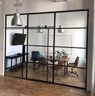 Separacja przestrzeni biurowej Nowoczesna szklana przegroda z przesuwanymi drzwiami