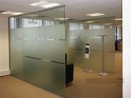 Przezroczysty, hartowany nowoczesny system ścianek biurowych łatwy do czyszczenia