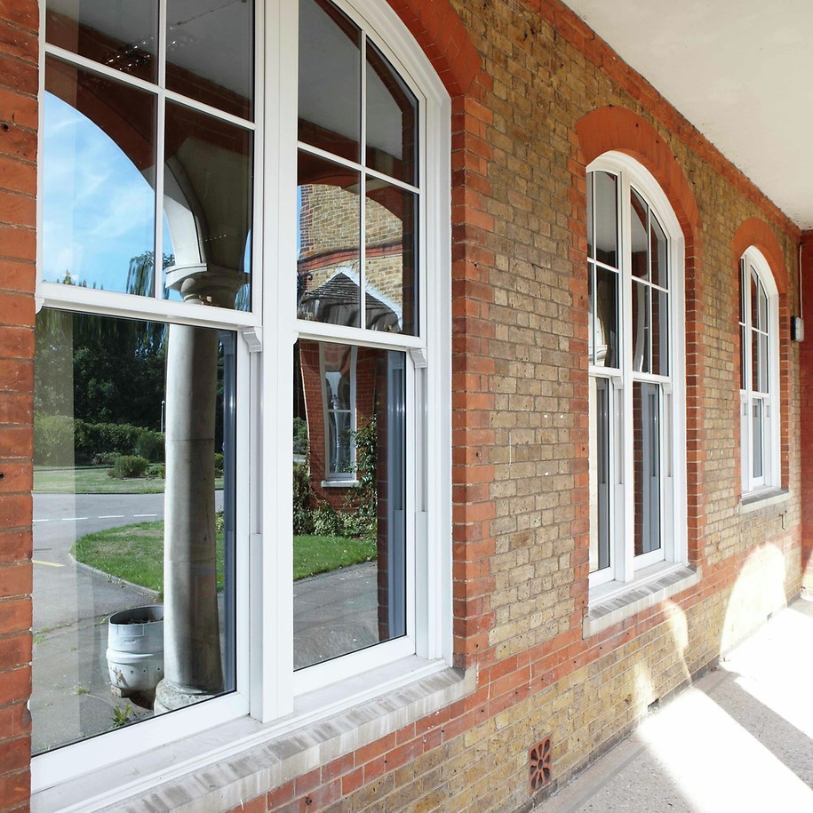Okna z podwójnym lub pojedynczym przeszkleniem z zawieszonymi aluminiowymi skrzydłami / okna otwierane w pionie