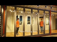 Czarne drzwi składane z aluminiowych paneli zwiększają zużycie energii