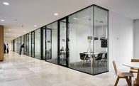 Aluminiowa, matowa, szklana ścianka działowa do biur z trawioną szklaną ścianką działową