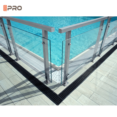 Wewnętrzny szklany basen Aluminiowe poręcze Balustrady schodowe ze stali nierdzewnej